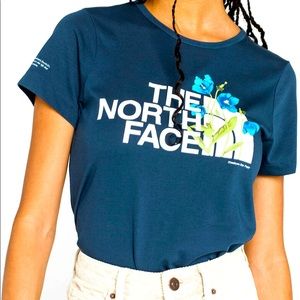 The North Face Himalayan Blue Poppy tee. NWOT smoke free home